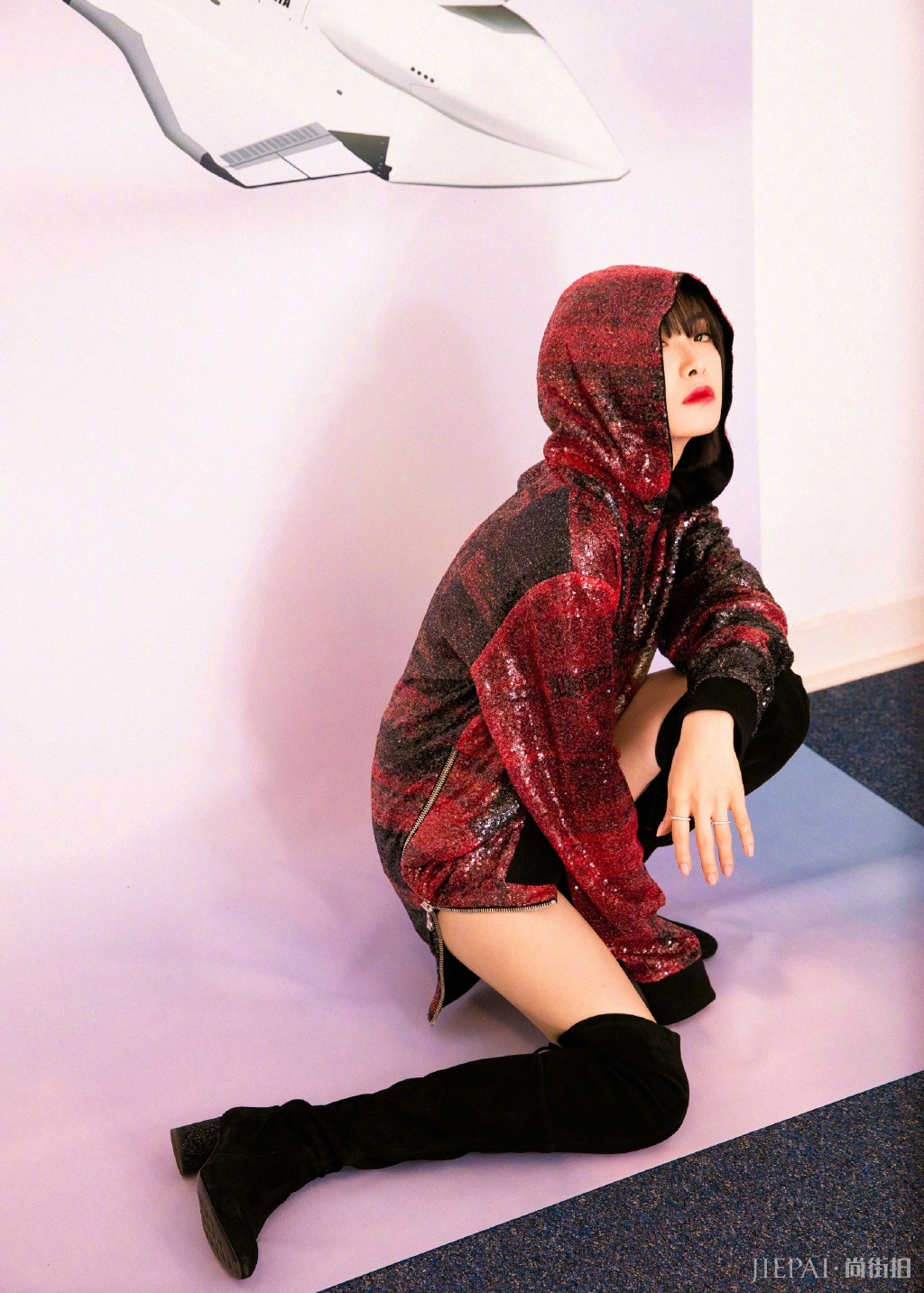 宋茜卫衣搭配过膝靴超显腿长!