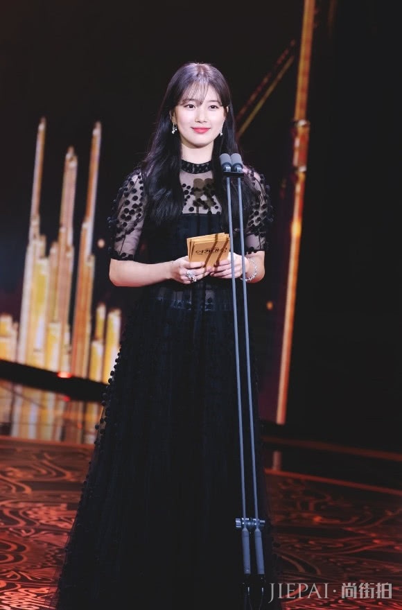 裴秀智与杨颖同穿一条晚礼服,一个甜美似公主,一个优雅如女王!