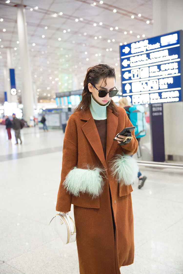 戚薇梳大背头穿长大衣,帅成女版“李承铉”了