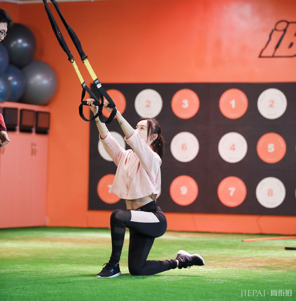 袁姗姗粉色外套配运动裤，惊艳全场，30多岁依然少女感满分