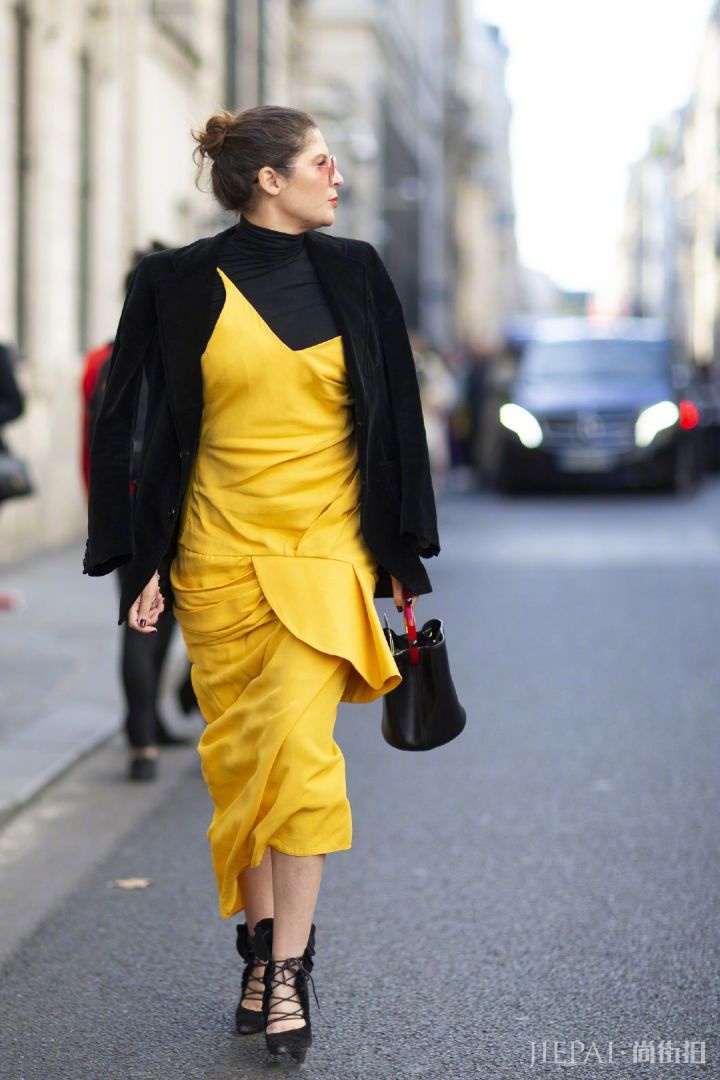 提亮整身造型用明媚的黄色系做内搭
