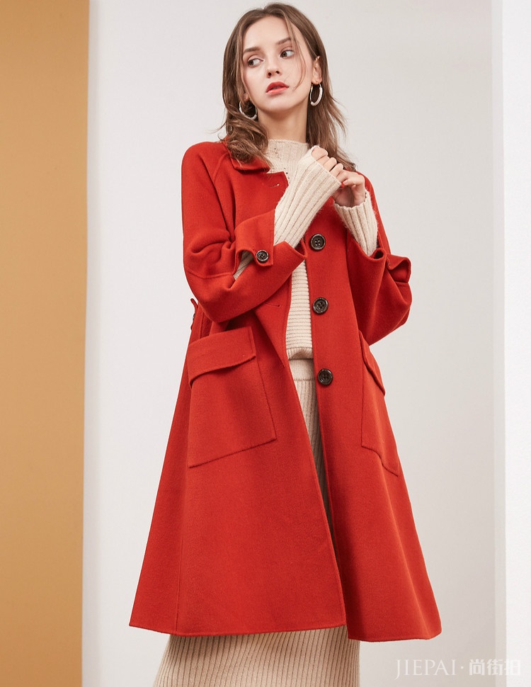 这3种纯色大衣上档次，减龄又显女神范