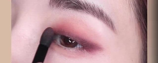 纯干货眼妆分享!冬季桃花妆,只用5分钟让你眼睛美的闪闪发光
