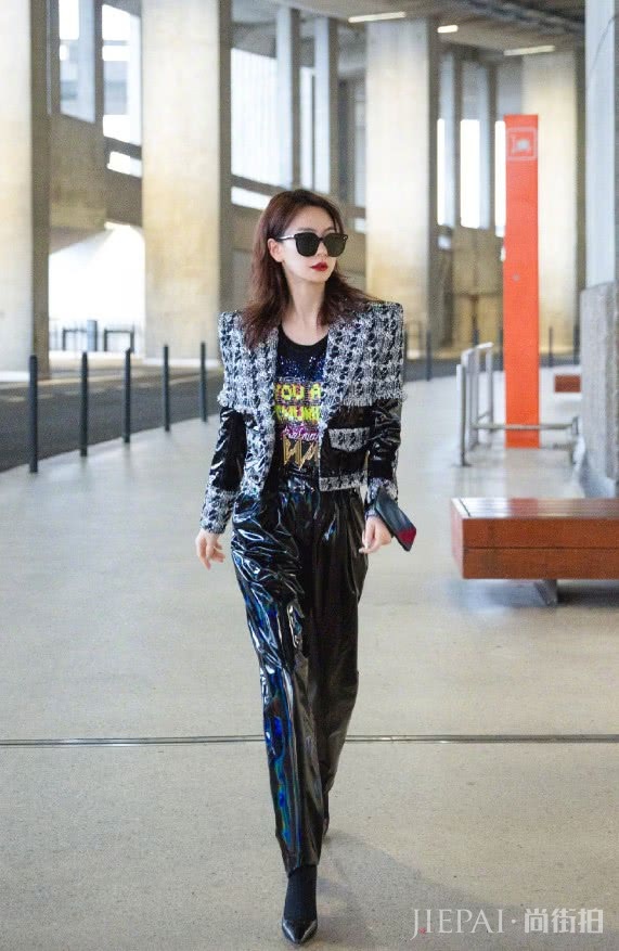 戚薇单鞋居然配上长袜,这时尚有点难懂!