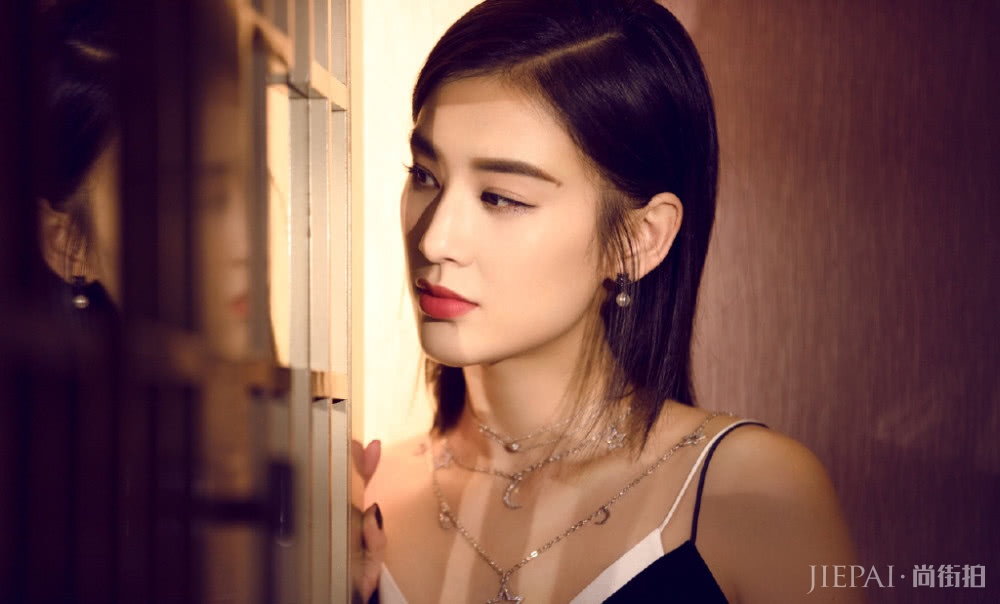 黄圣依终于凹对发型,减龄又时尚