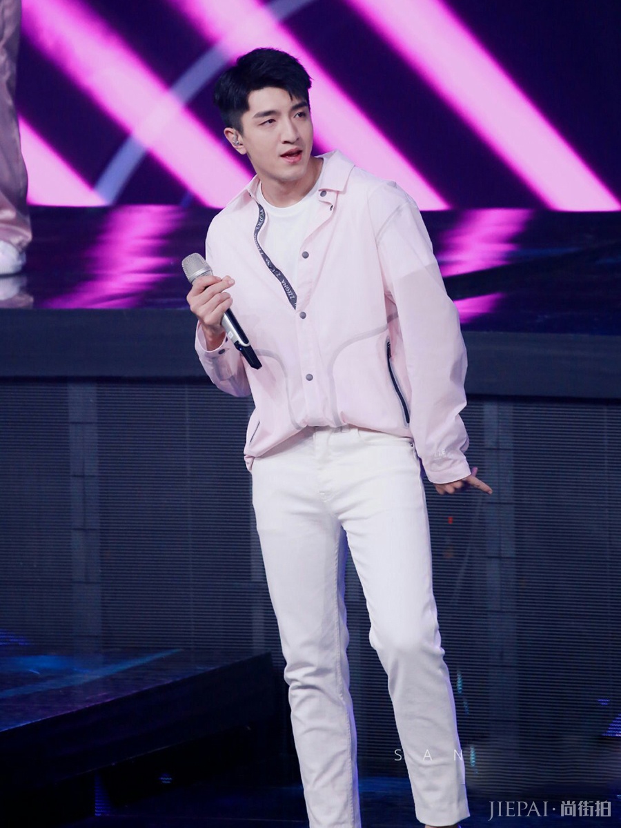 刘宇宁同框金瀚,都穿粉色外套,不是腿长就能赢!