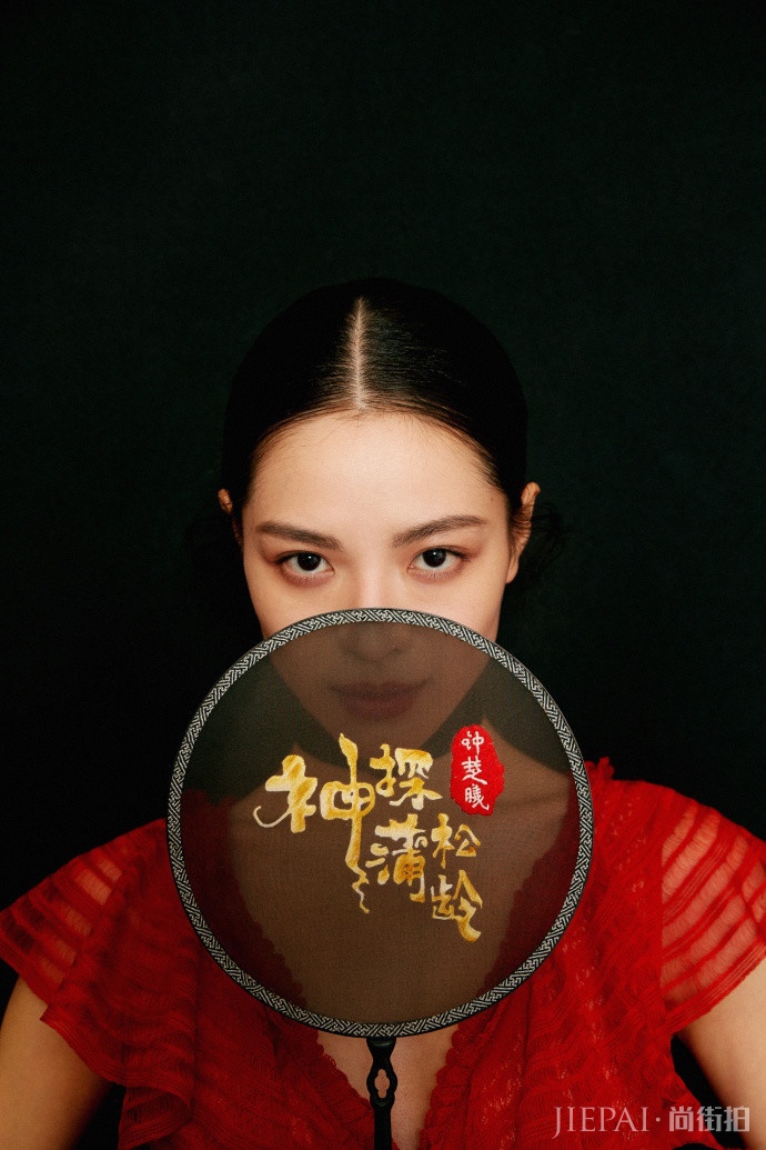 钟楚曦撞娜扎同穿性感连衣裙,谁更胜一筹