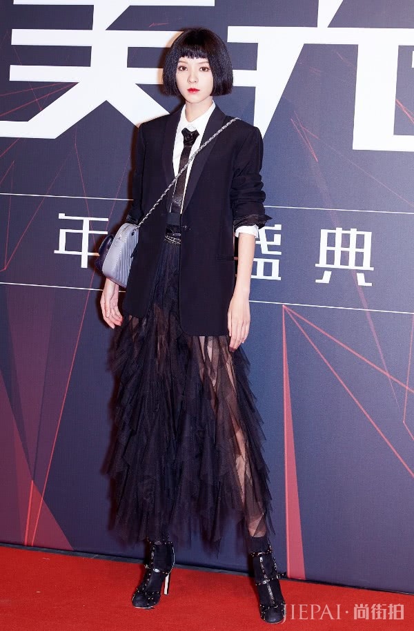 张予曦毛穗流苏装饰包,用“钢圈流苏”!