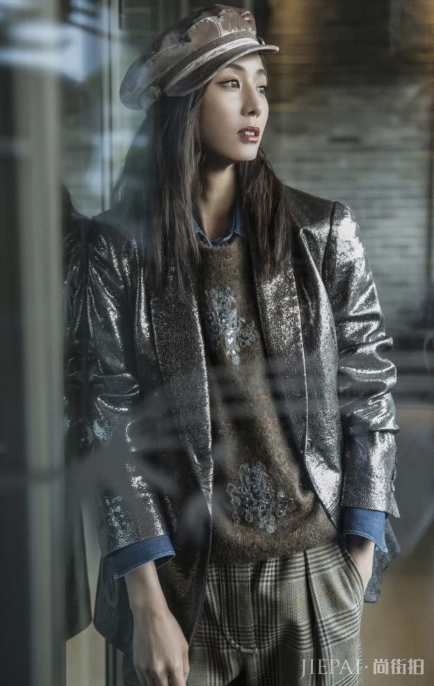张钧甯了能把土掉渣“蛇皮外套”穿出高级感!