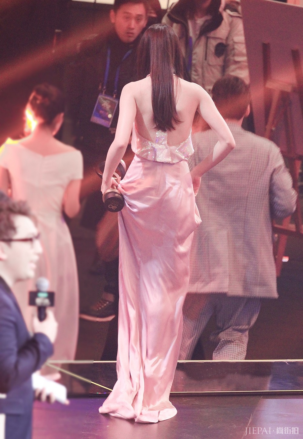 微博之夜，迪丽热巴关晓彤礼服太好看！林志玲也太拼了裙子大开叉