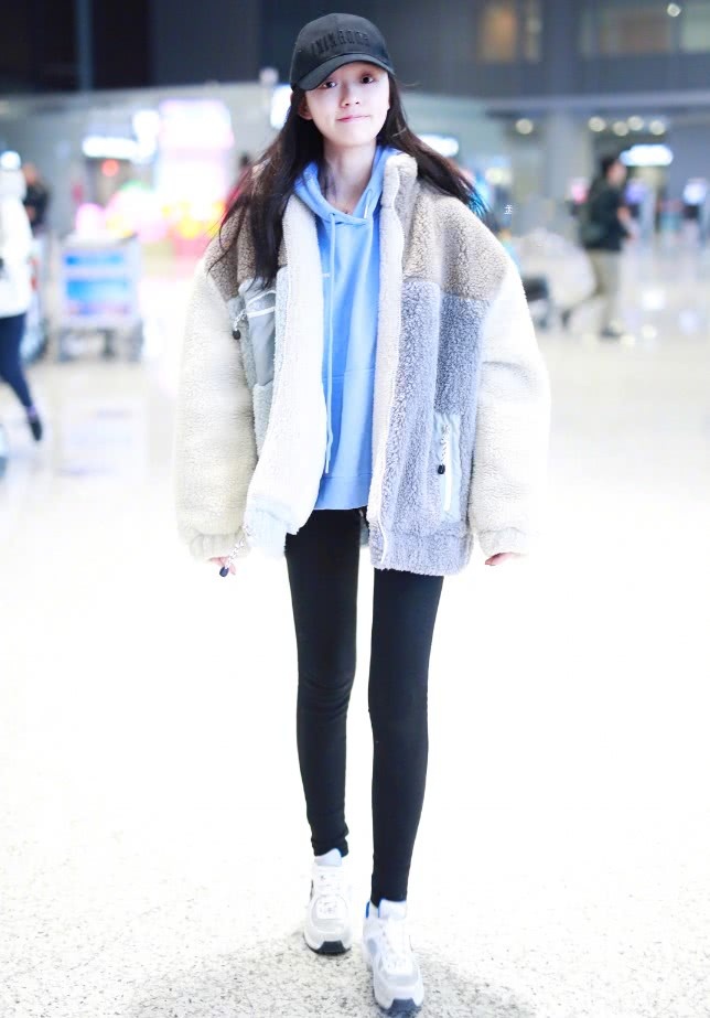 羊羔毛外套，就属林允穿得最好看！