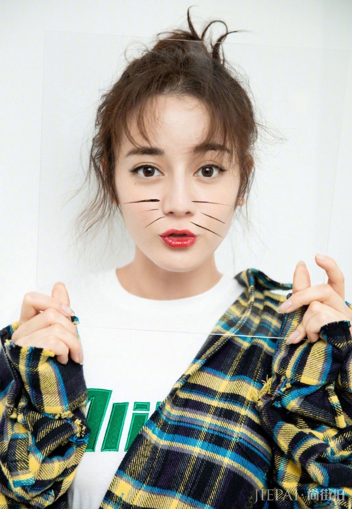 迪丽热巴星星毛衣黑色皮衣高腰裤又酷帅十足