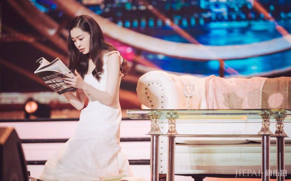 宋轶仅穿了一条白色连衣裙,就美得清新脱俗