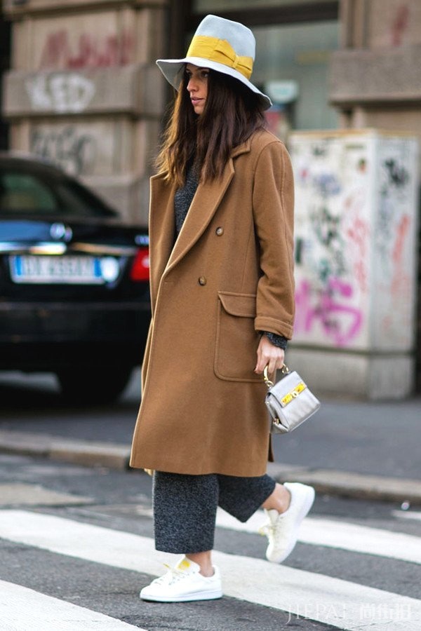 最流行的焦糖色大衣配阔腿裤竟然这么时髦