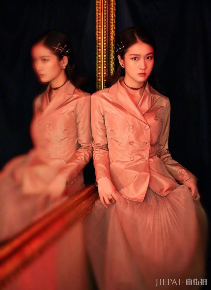 张雪迎化身粉色“妖蝶”坚毅眼神,女人味尽显
