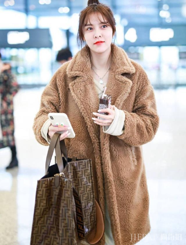 宋妍霏丸子头配“泰迪熊”大衣,呆萌可爱!