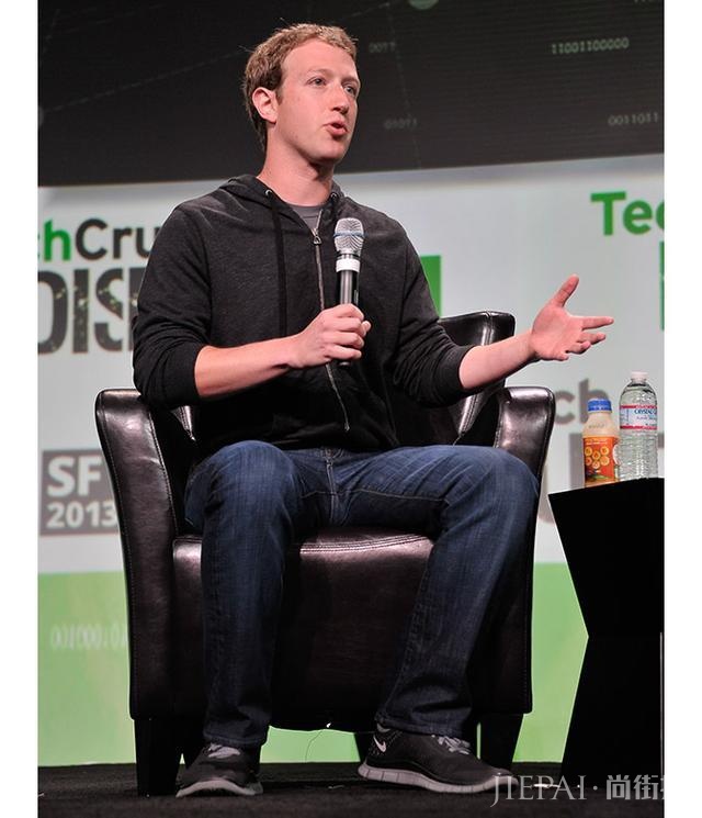 张小龙的硅谷着装密码,套头连帽卫衣加蓝色牛仔裤