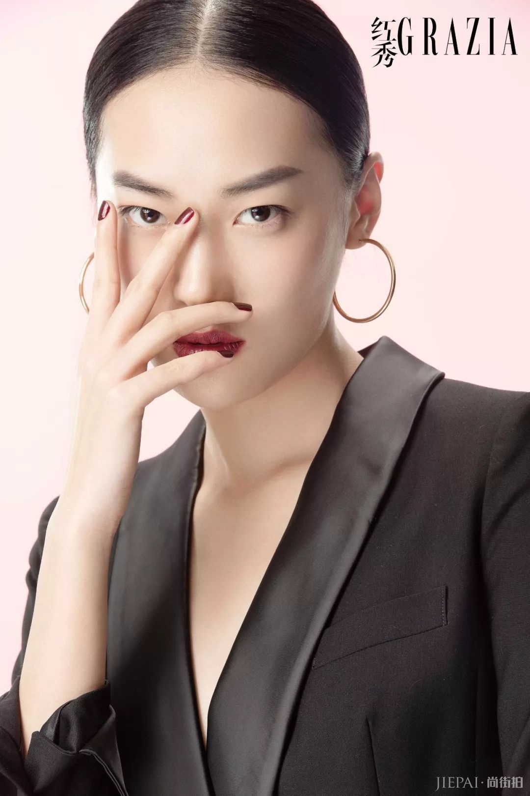 高明遥演绎美宝莲&红秀美妆大片