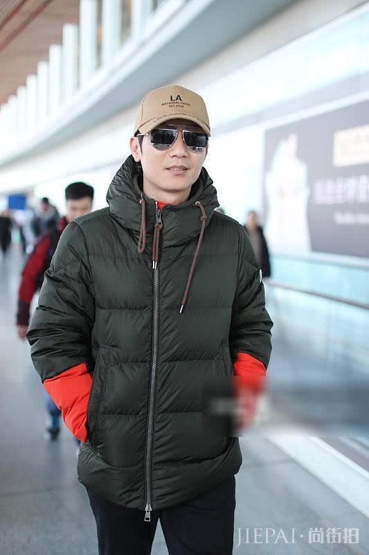 陈楚生穿羽绒服现身,袖口一抹红色增添新年气氛!