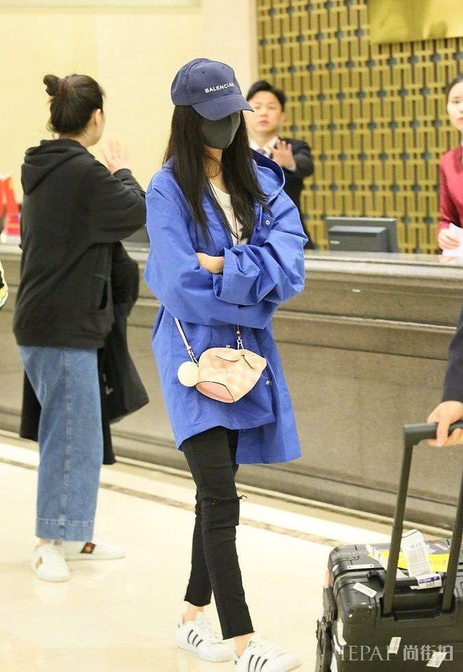 杨幂冬天穿九分裤露脚裸，不得不服！