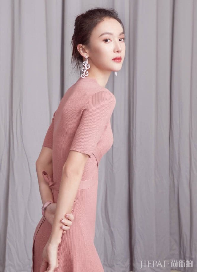 金晨轻松就秀出了“瓶颈腰”,身材真不是盖的!