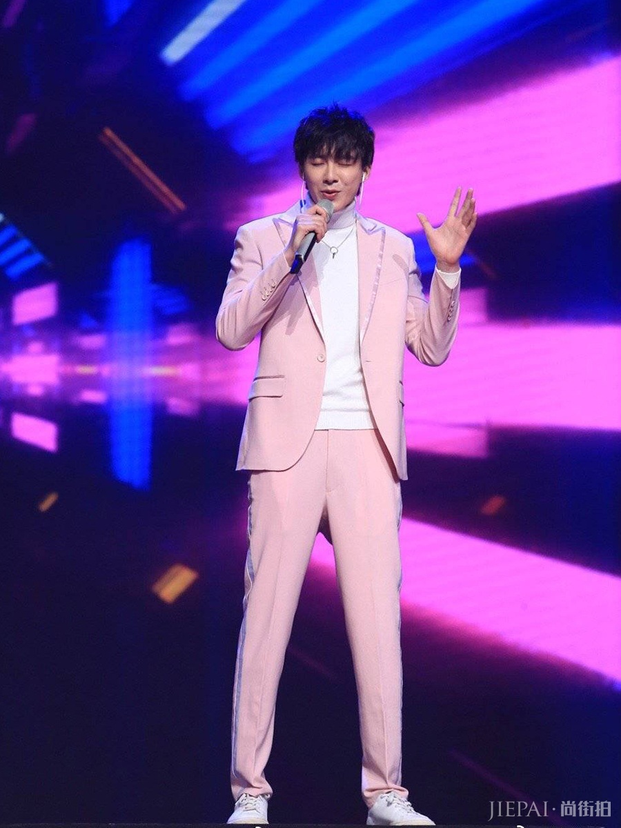 刘宇宁同框金瀚,都穿粉色外套,不是腿长就能赢!