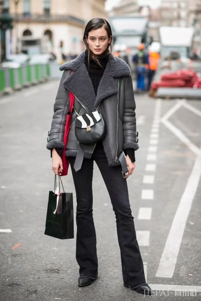 大衣羽绒服里面一件黑色打底衫全搞定