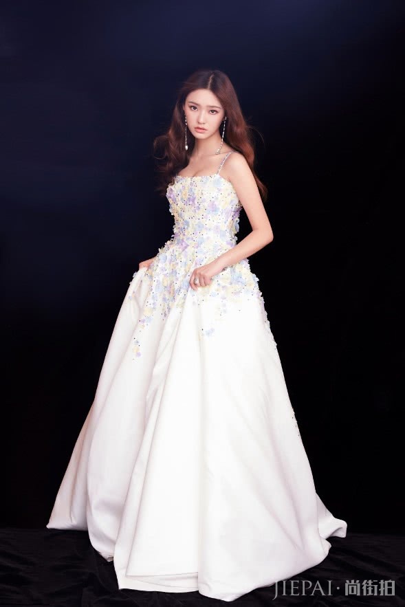 林允紧身裤竟穿成了“腊肠腿”,这时尚难懂!