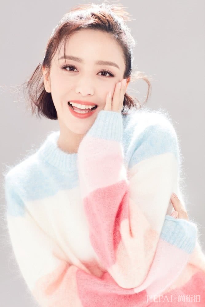 佟丽娅穿彩虹毛衣嫩回18岁