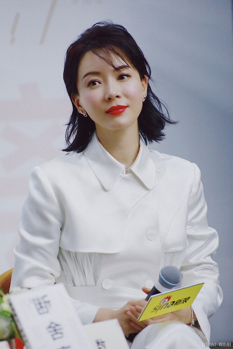 陈数一袭百褶裙风衣优雅精致,成熟女性的教科书式搭配