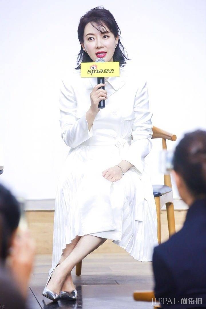 陈数一袭百褶裙风衣优雅精致,成熟女性的教科书式搭配