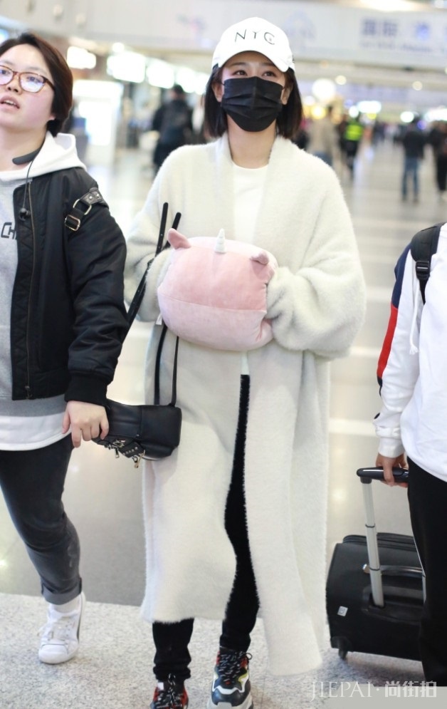 杨紫这款“馒头衣”很牛,穿上后超显瘦!