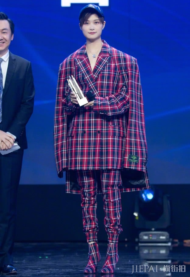 李宇春穿“粽子鞋”没谁了,时尚感满满!