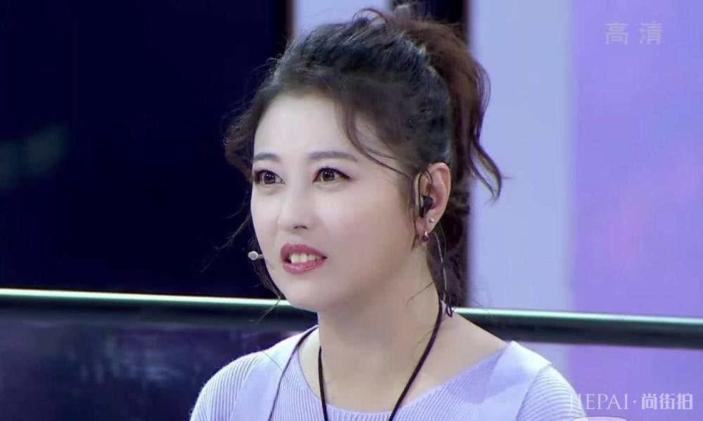 周海媚卷发扎成高马尾,穿糖果色毛衣减龄显气质