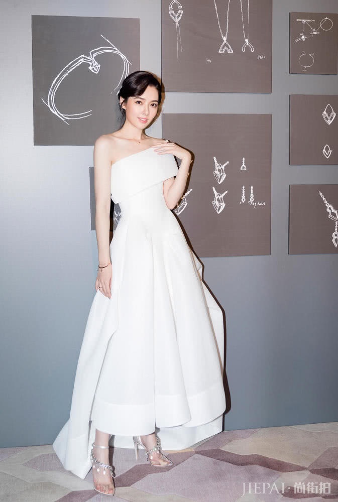 郭碧婷、佟丽娅同穿白裙清爽现身似仙境！