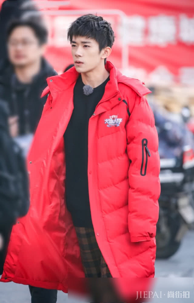 易烊千玺微微卷+空气刘海,整个人又精致许多