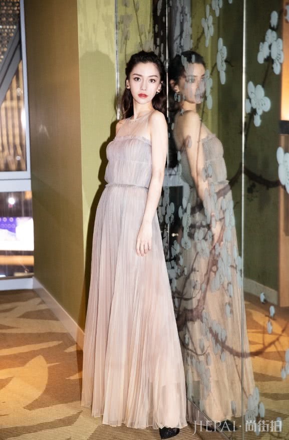 裴秀智与杨颖同穿一条晚礼服,一个甜美似公主,一个优雅如女王!