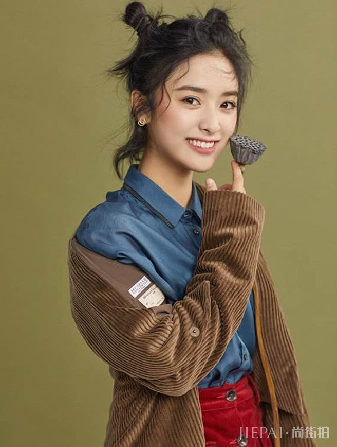 沈月扎丸子头后显现“菱形脸”,气质不再,还是短发耐人寻味