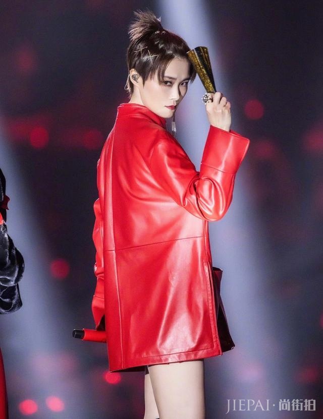 李宇春红色皮衣搭配过膝靴又帅又美,气质令人惊艳