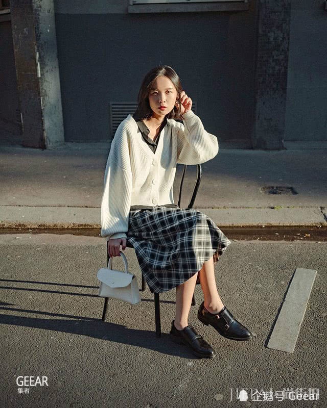 这位在法国住的时尚博主，把优衣库的服装穿出了法式高级风格