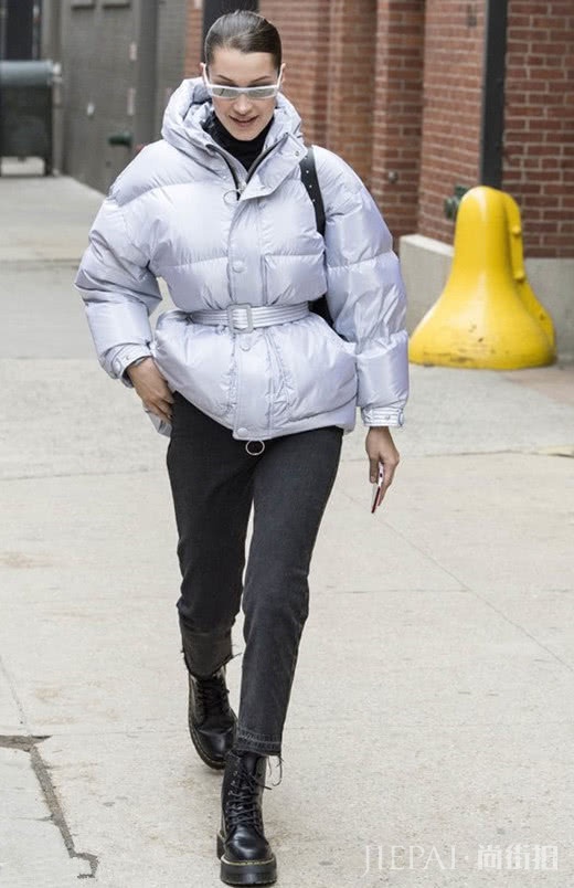 羽绒服遇上复古牛仔裤,打造时尚街头范