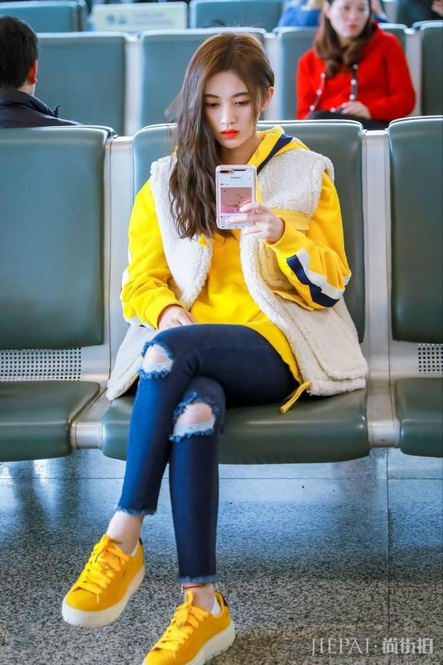 提亮整身造型用明媚的黄色系做内搭