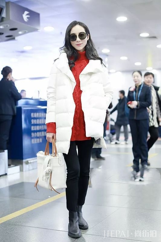 韩雪红毛衣搭配白色羽绒服减龄甜美！