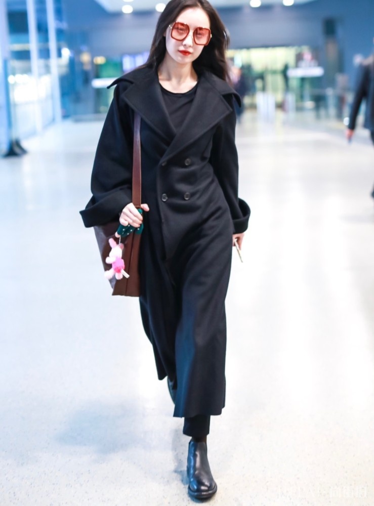 倪妮一身黑色大衣又酷又帅，美起来不低调