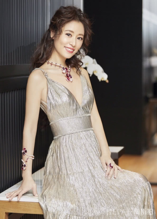 林心如一袭香槟色长裙,完全是油画里走出的公主!