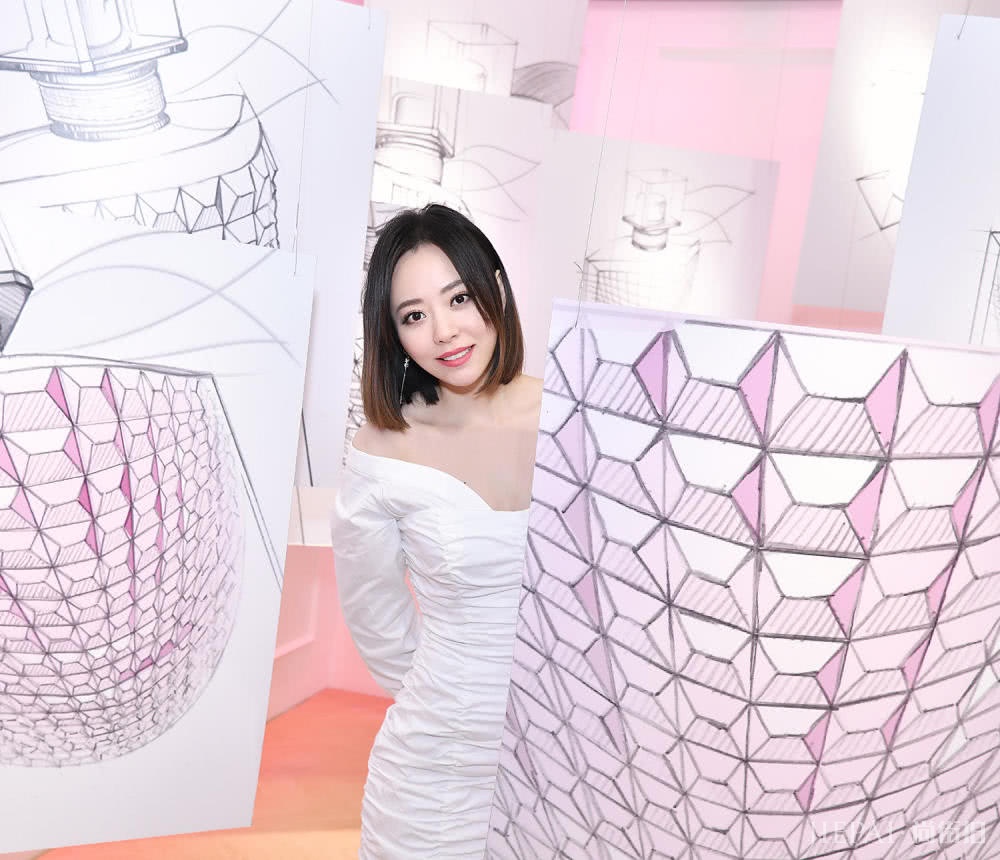 张靓颖剪短发变美许多