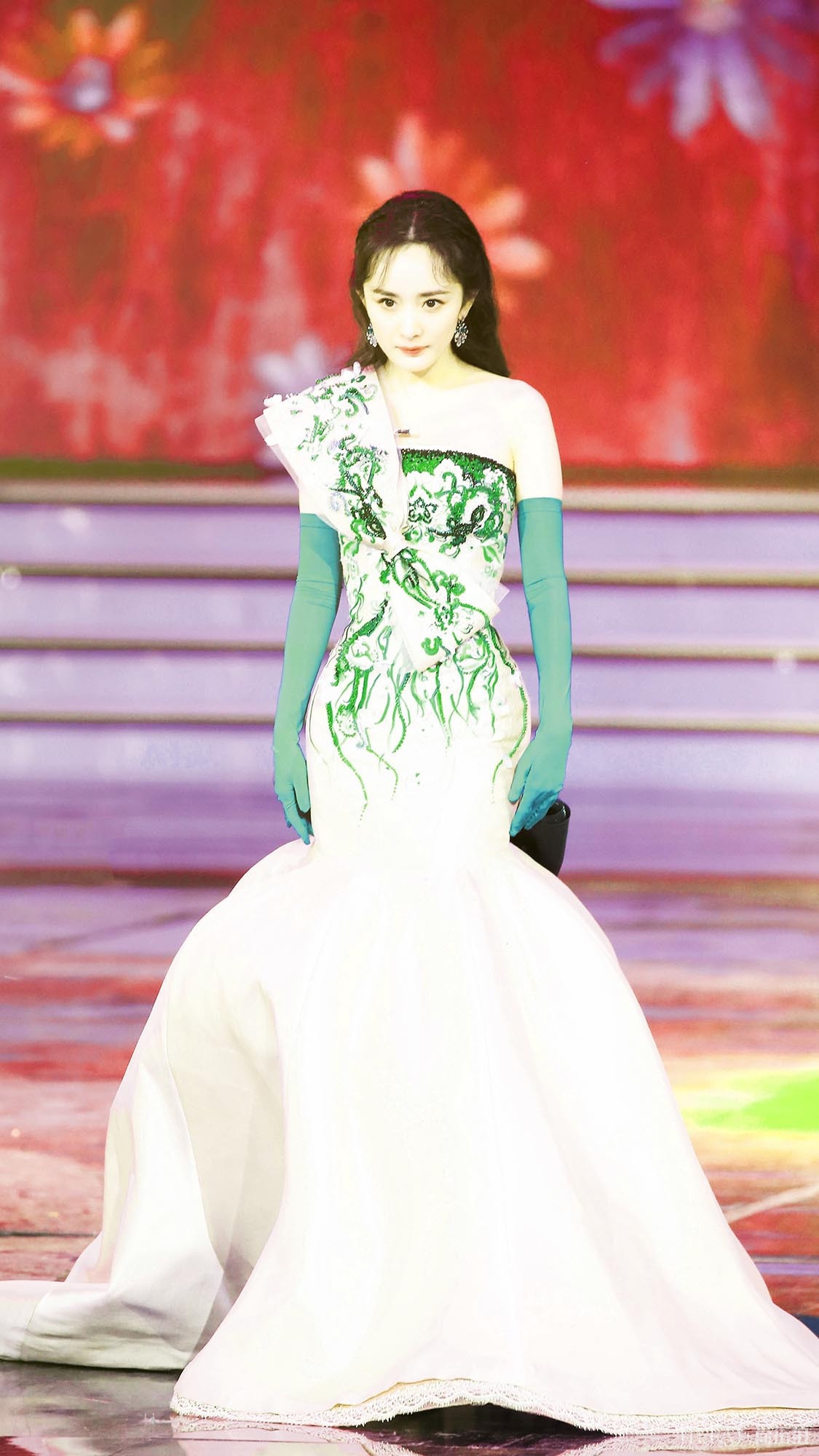 杨幂穿人鱼裙，精美刺绣胜似天仙！