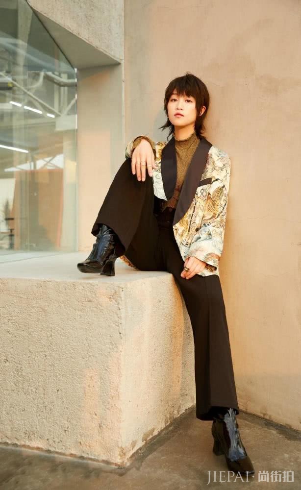 蓝盈莹穿刺绣西装搭配长裤子,轻松打造190气场