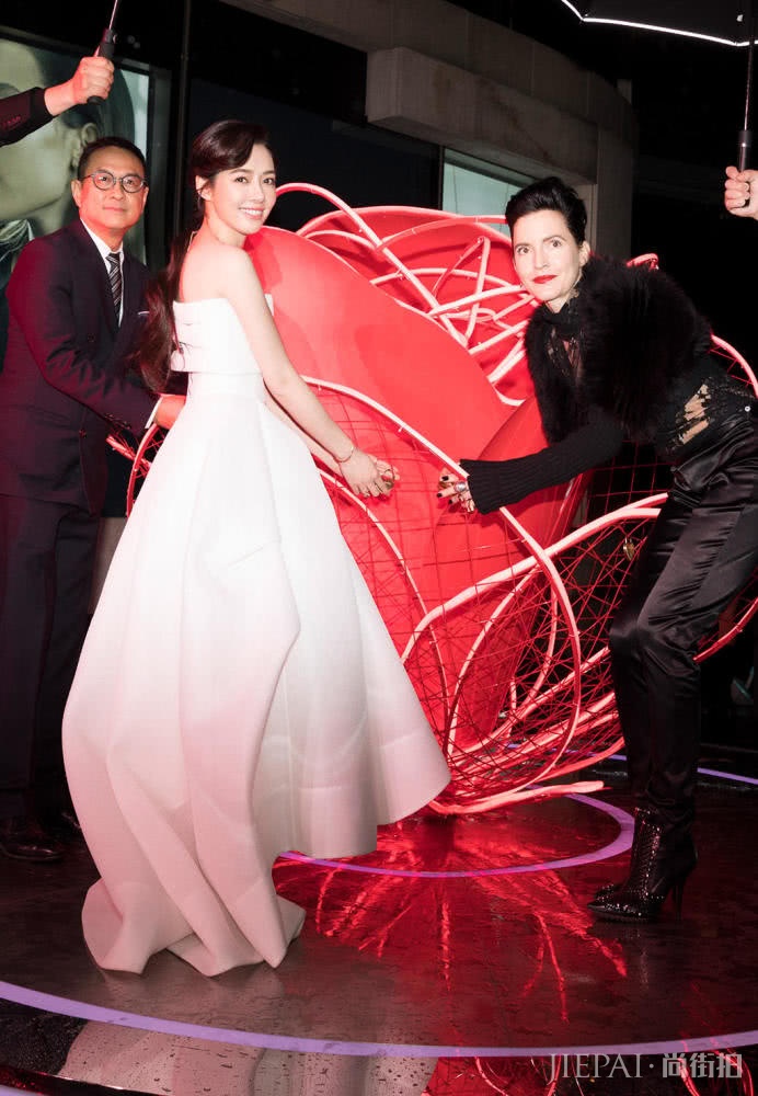 郭碧婷、佟丽娅同穿白裙清爽现身似仙境！