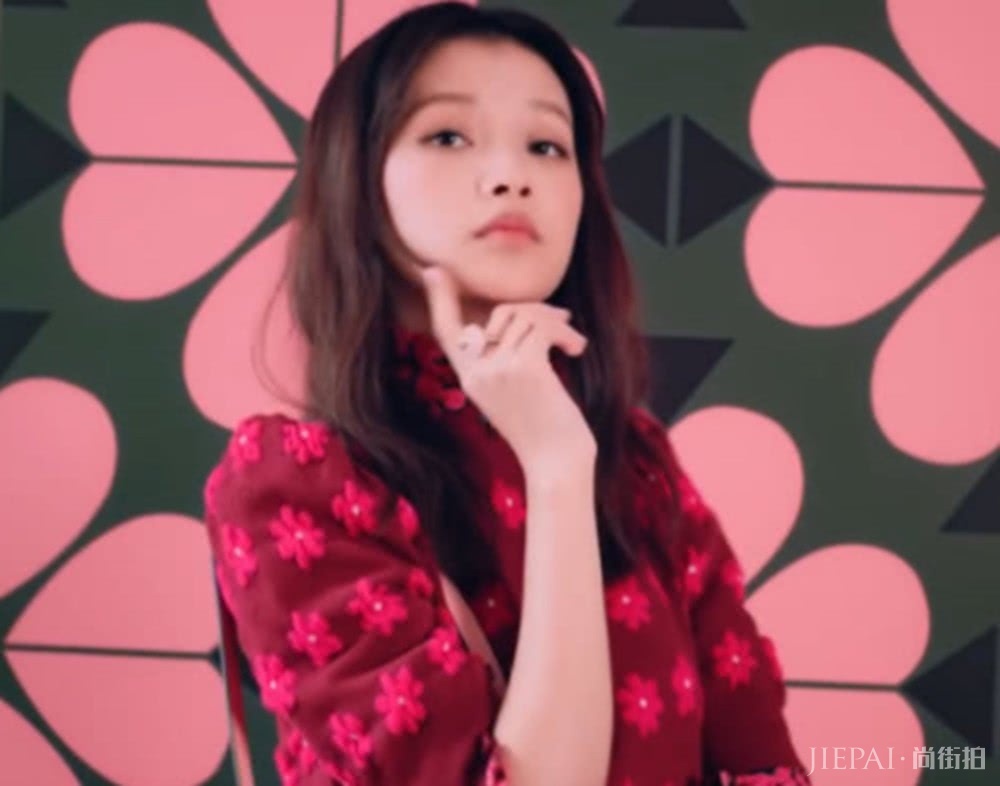 泡泡袖再掀风潮,孙怡甜似少女,何穗白的发光